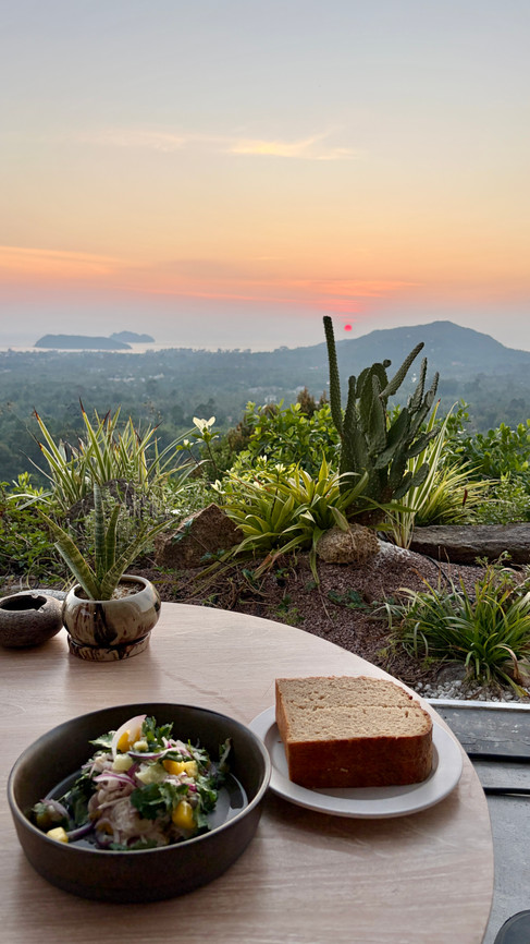 שולחן בבר-מסעדה Secret Mountain עם שקיעה מעל ההרים