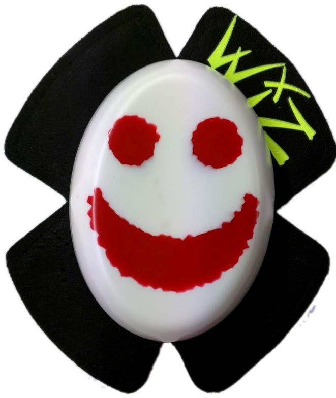 WIZ SMILEY KNEE SLIDERS LEATHERS LEATHER SLIDERS PUCKS KNEEPUCKS MOTOGP BSB WSB ISLE OF MAN IOM TT RACES RACERS RACING SPARKY