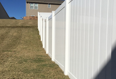 vinyl_fence_for_a_house_north_carolina.jpg