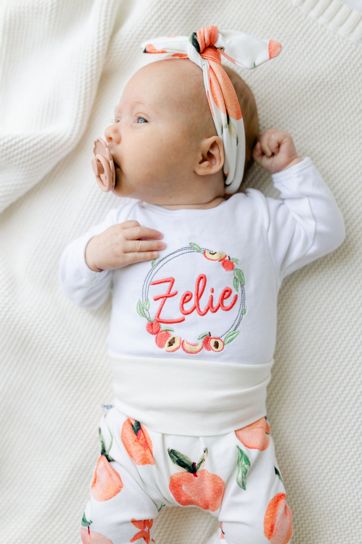 Persiku dizaina bikses, cepure vai matulenta un personalizēts bodijs ar persikie