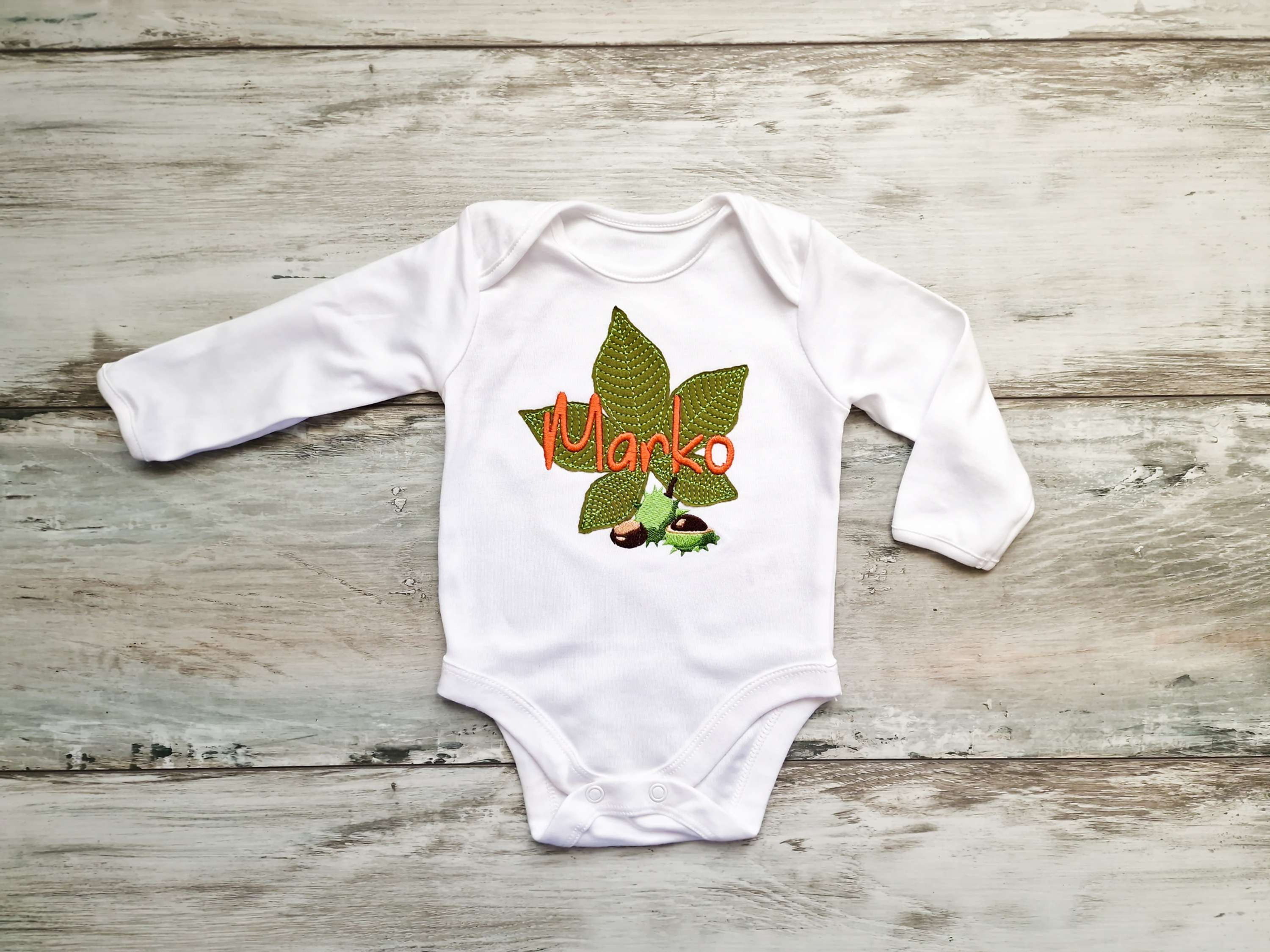 Bodijs "Mazais kastanis" ar aplikāciju un bērna vārdu