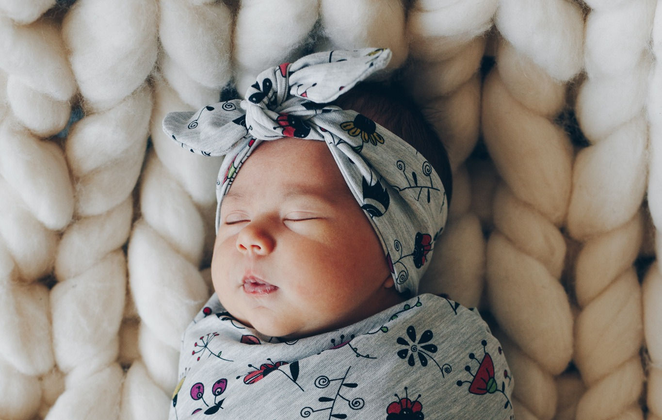 Melnu un rozā ziedu dizaina matu lenta