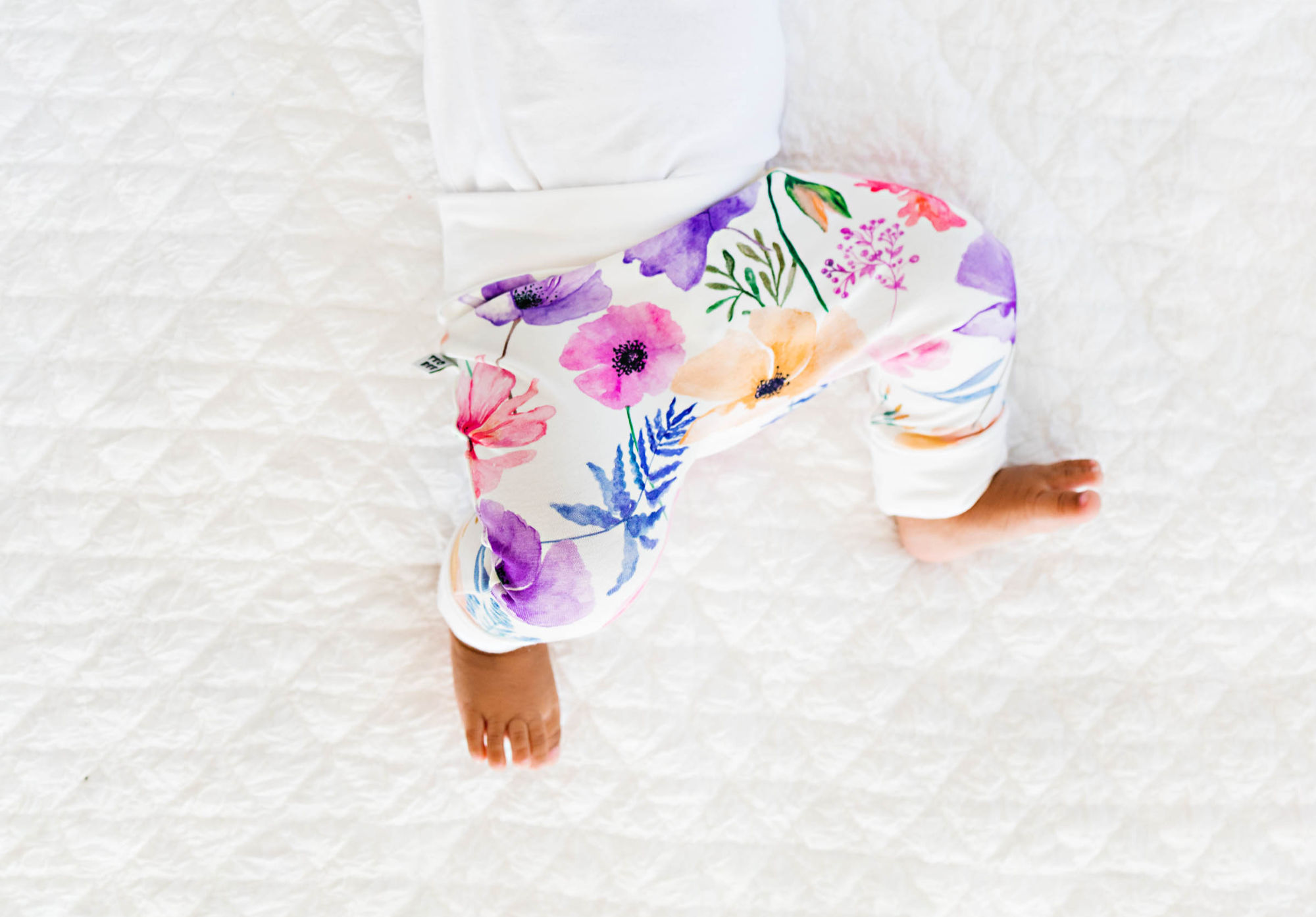 Bikses ar savvaļas ziedu rakstu