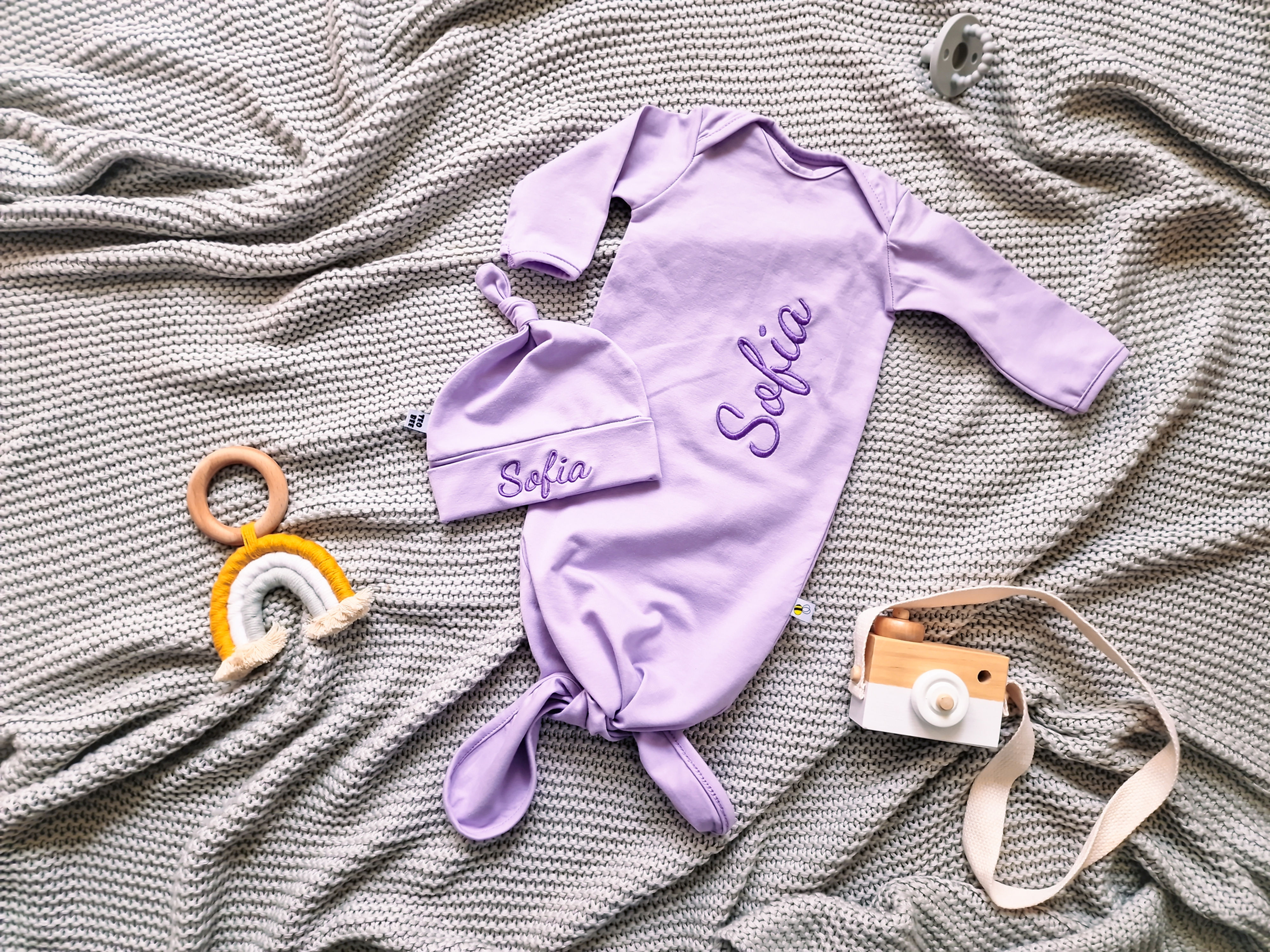 62 cm pidžamma un cepurīte ar izšūtuvārdu "Sofia" Parauga izpārdošana