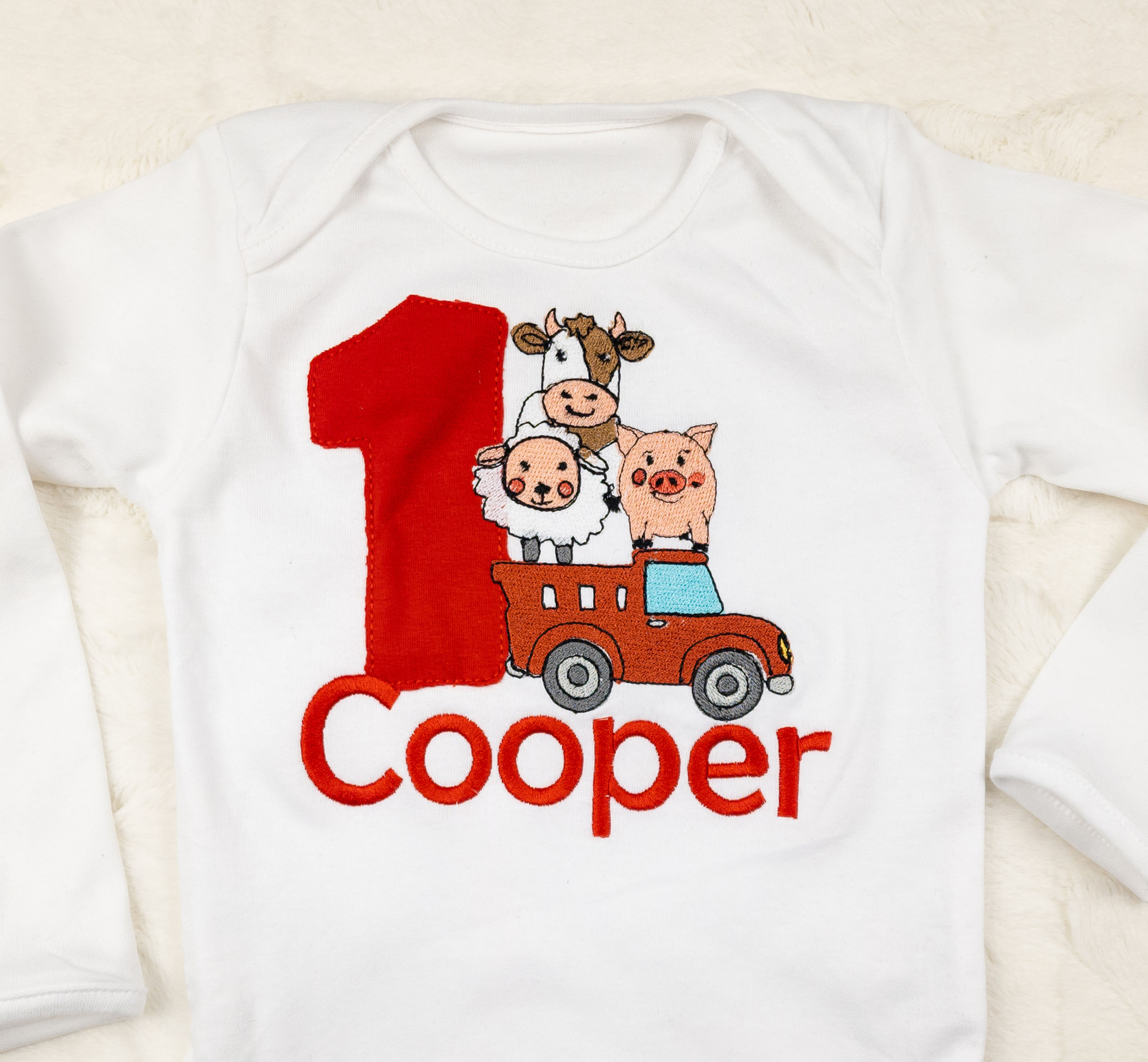 Pirmās dzimšanas dienas bodijs ar izšuvumu fermas tematikā