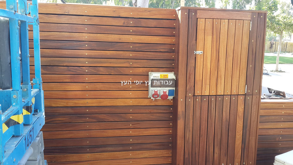 חיפוי קיר מעץ איפאה
