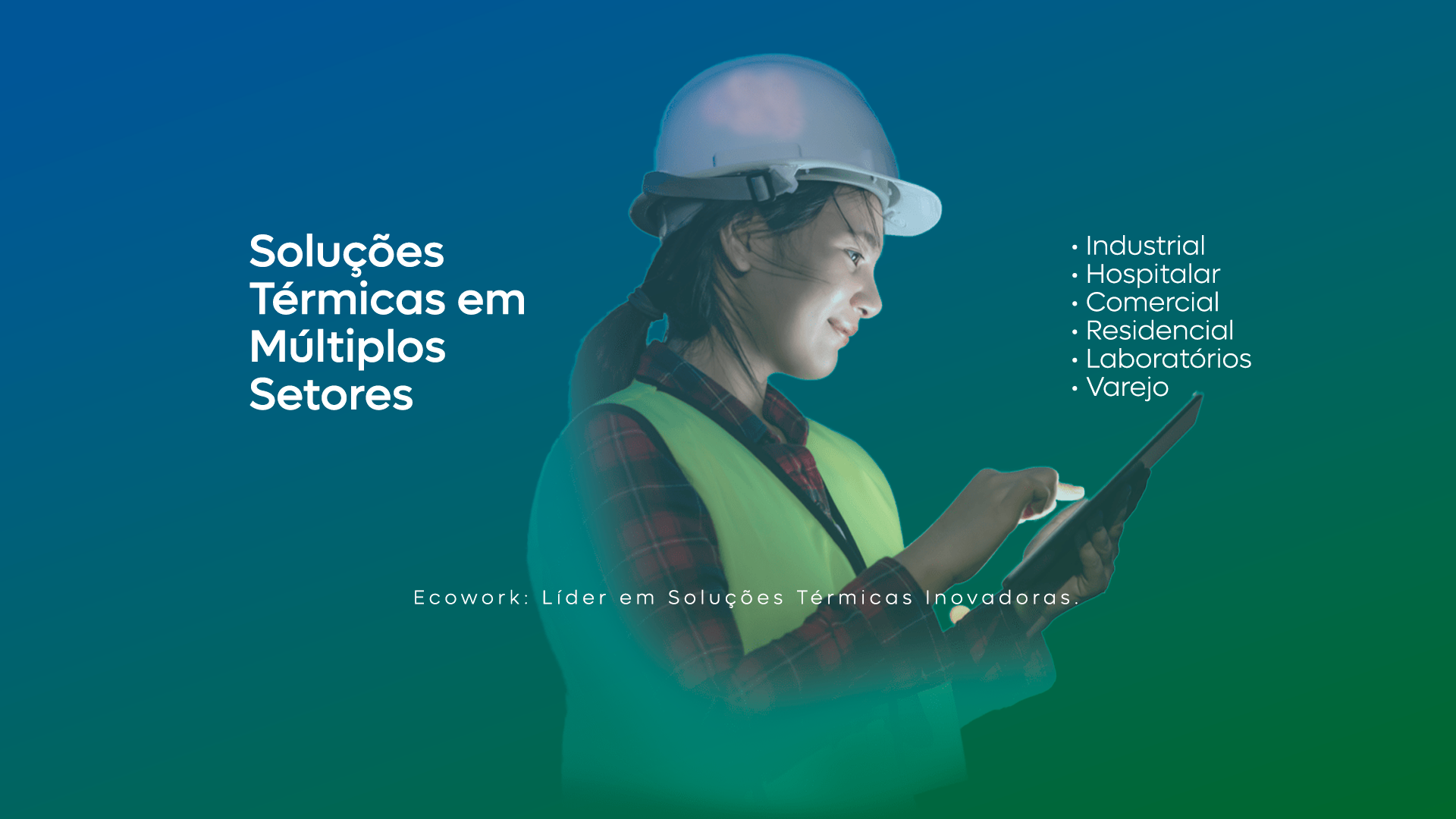 Profissional com capacete usando tablet representa soluções térmicas da Ecowork em diversos setores.