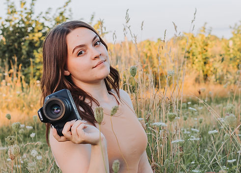 Stacey Saunders holding canon camera