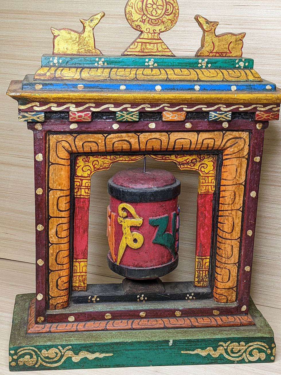 Miniatura: Altare con Ruota di Preghiera e Stupa / Realizzato e dipinto a mano