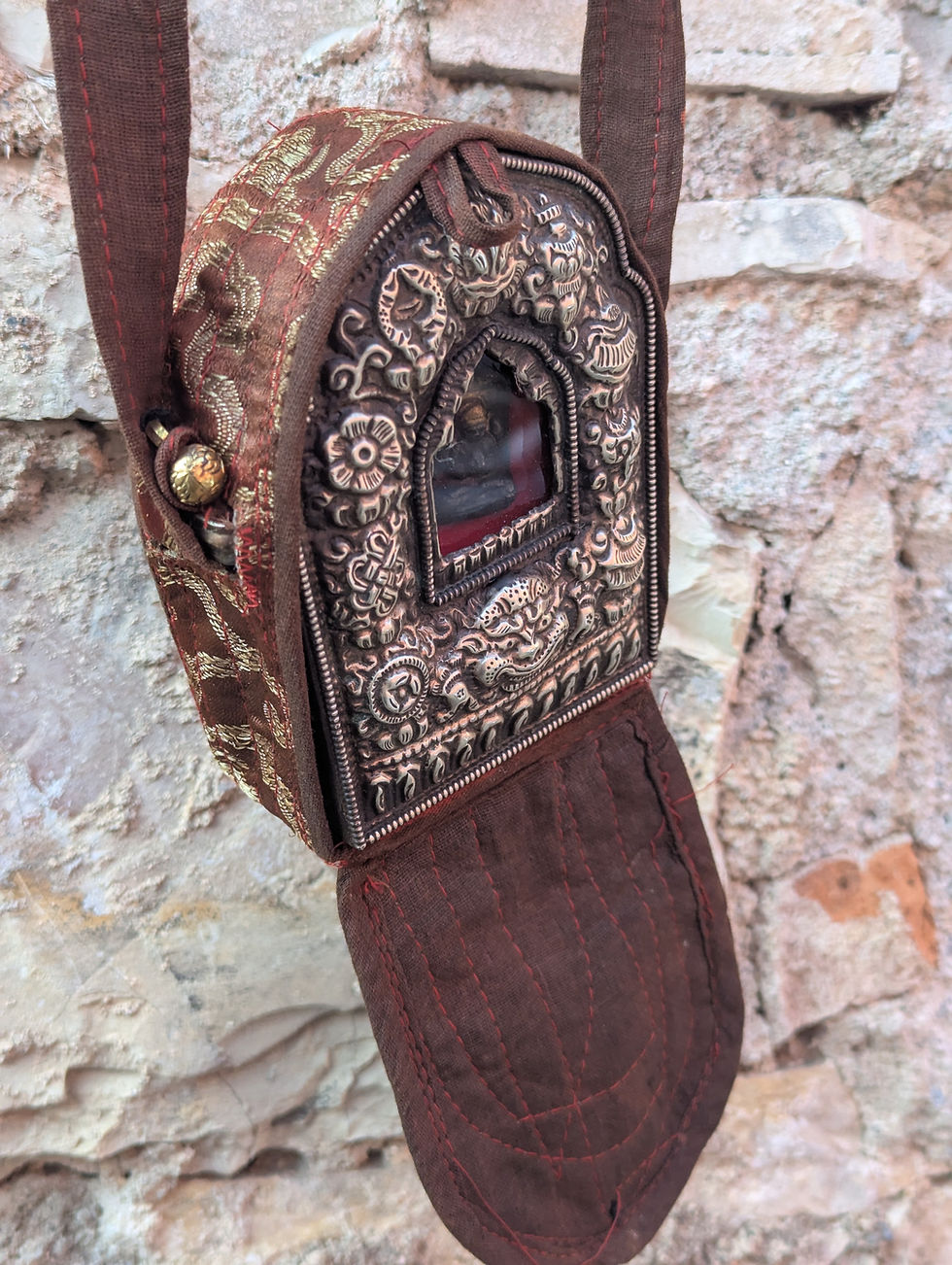 Miniatura: Talismano Tibetano “Gau” in Stoffa e Metallo Cesellato
