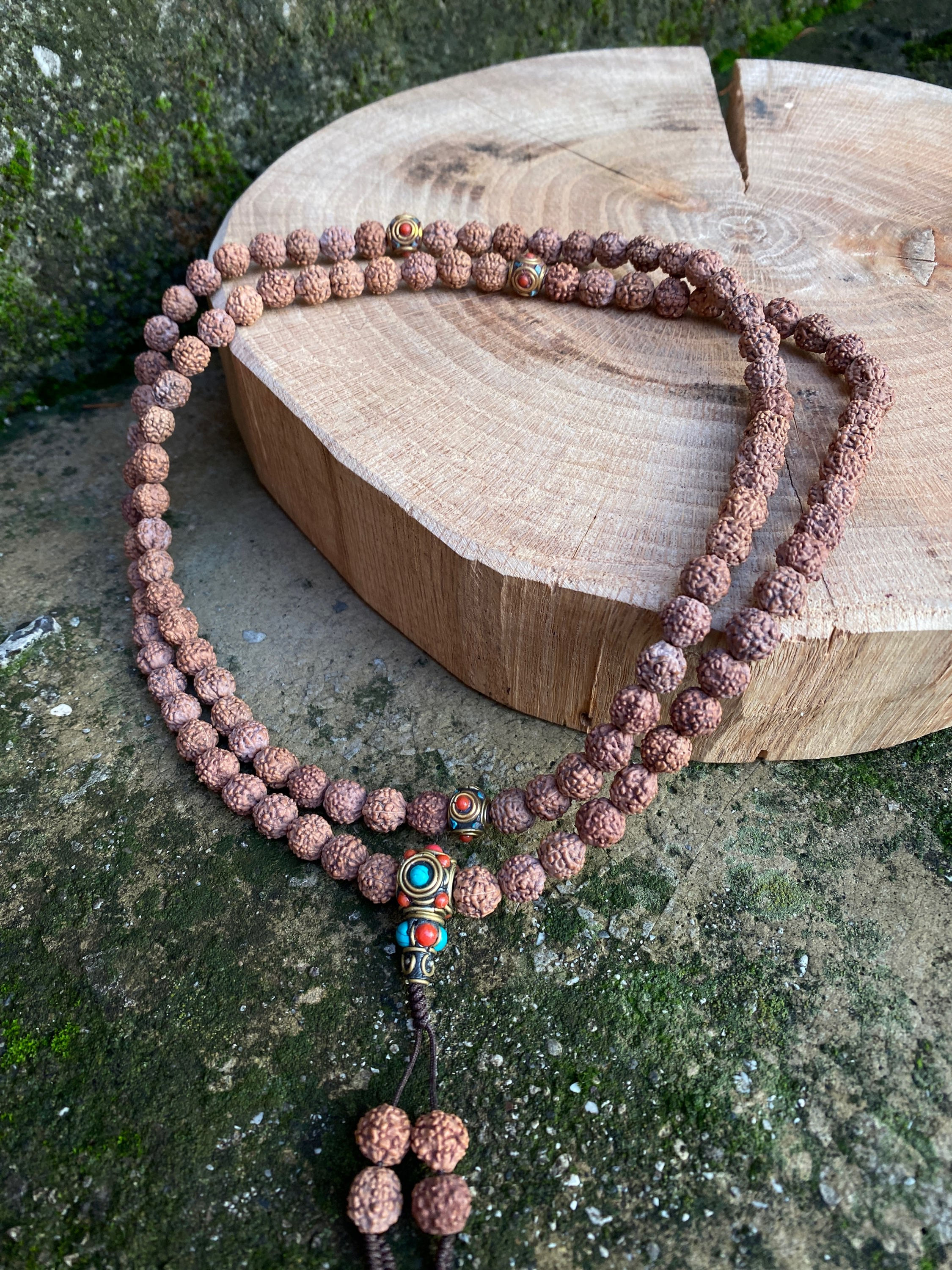 Japamala in Rudraksha con Guru Tibetano e inserti / 8 mm