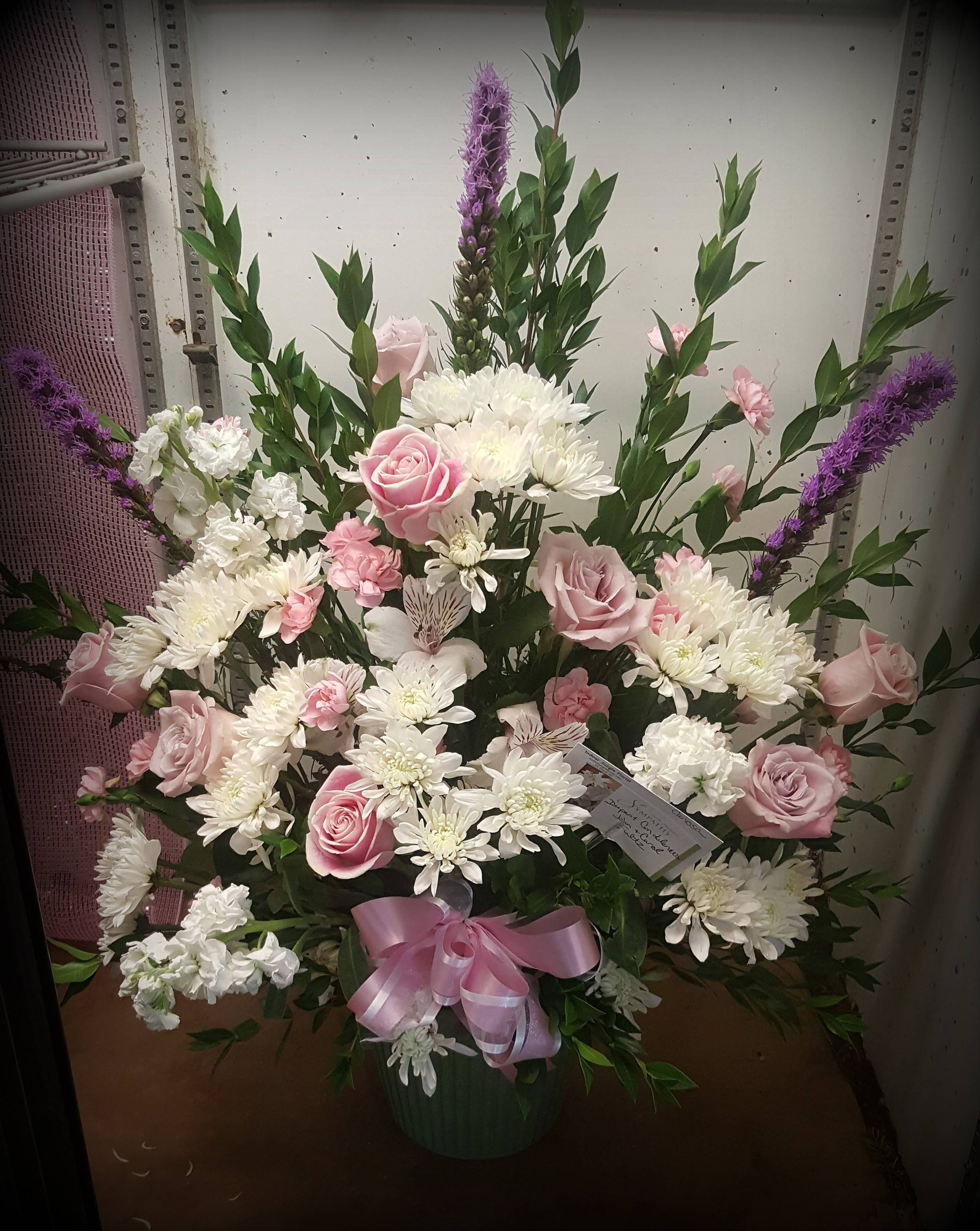 Cesta de condolencias rosa y blanca