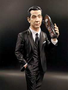 Estátua do Agente 86 Maxwell Smart em resina com 34 cm de altura e base personalizada