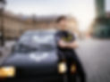 jeune homme assis sur le capot d'une voiture à paris