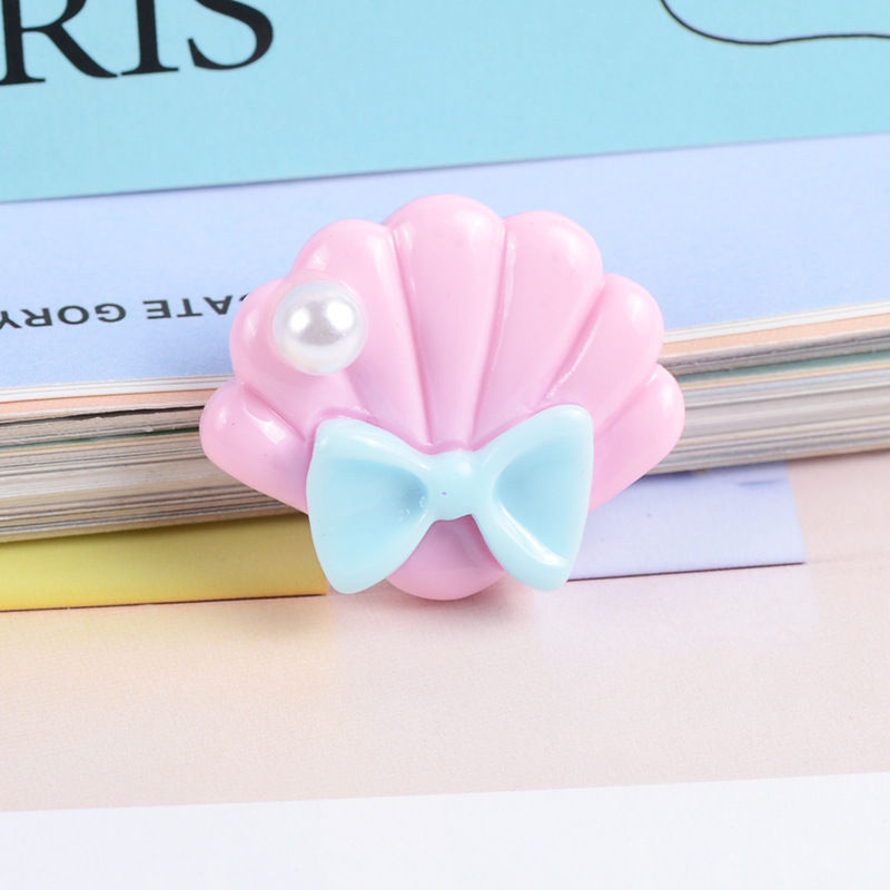 Thumbnail: Pearl Scallops Resin Charm