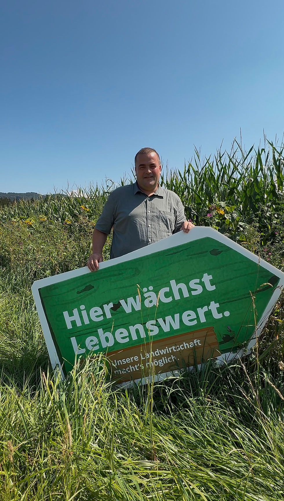 Michael Schmidhuber beim Blühstreifen in Nußdorf.