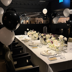Black & white table floral arrangement