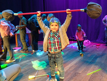 Teatteri- ja sirkus -leikkikerho 4-6 v. lasten perheille Rientolassa!