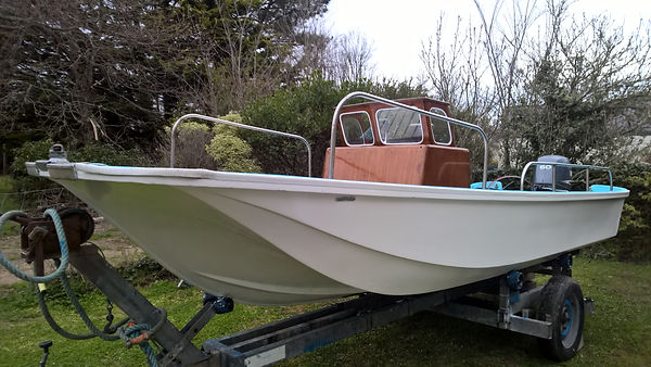 Aprés 2 couches de peinture sur la coque d'un boston whaler 16 sakonnet de 1968