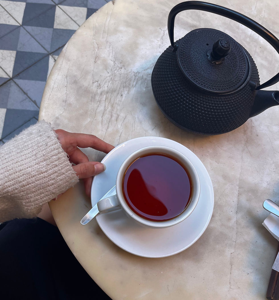 Eine Tasse Tee und Teekanne