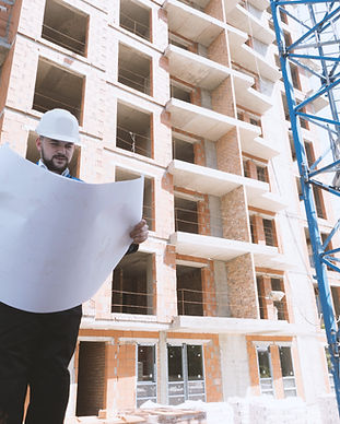 Arquitecto en emplazamiento de la obra