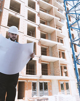 Arquitecto en emplazamiento de la obra