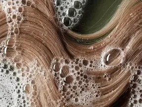 صبغة شعر ذكية 2025: لون يُصلح التلف