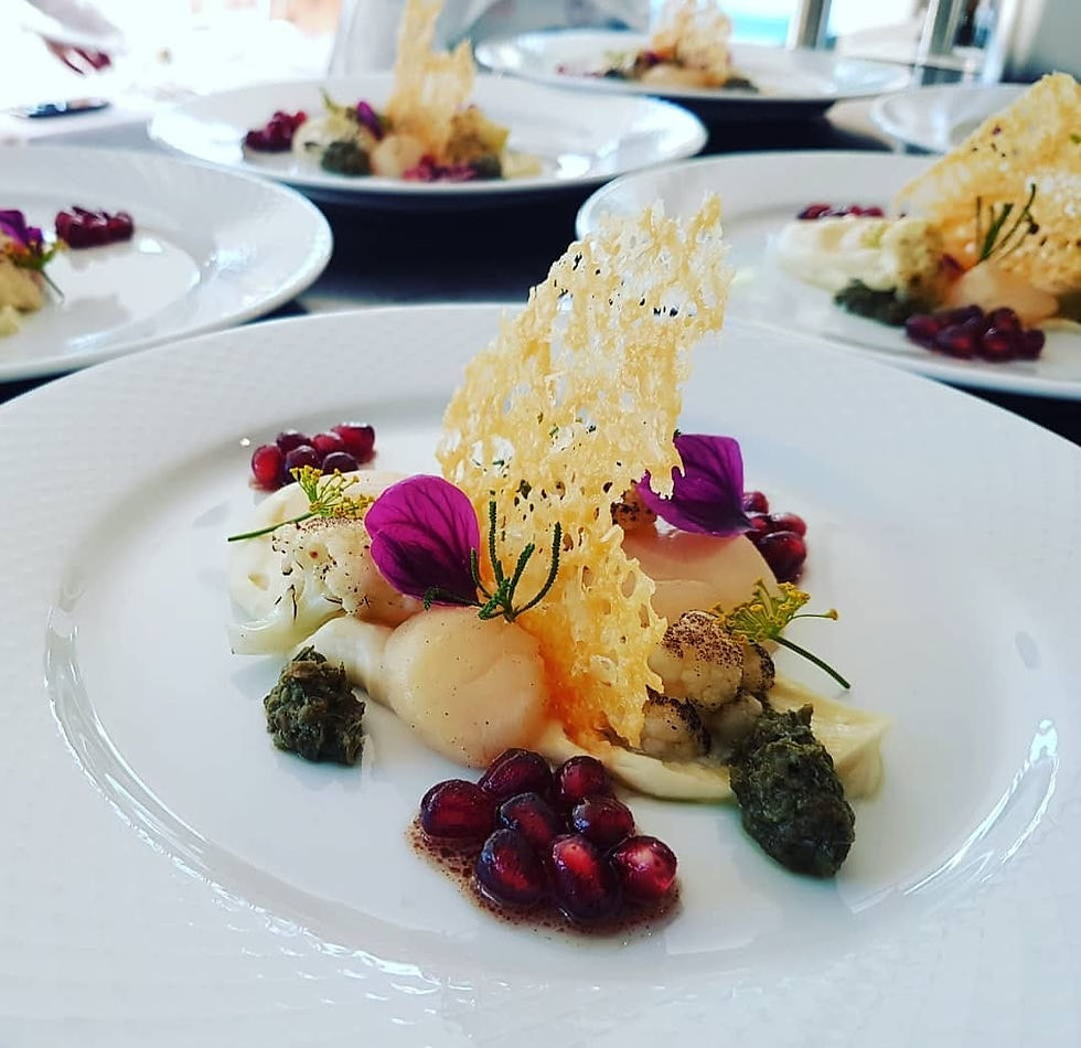 Forrett med sprø parmesanflarn, spiselige blomster og bær, anrettet av Ian Chef