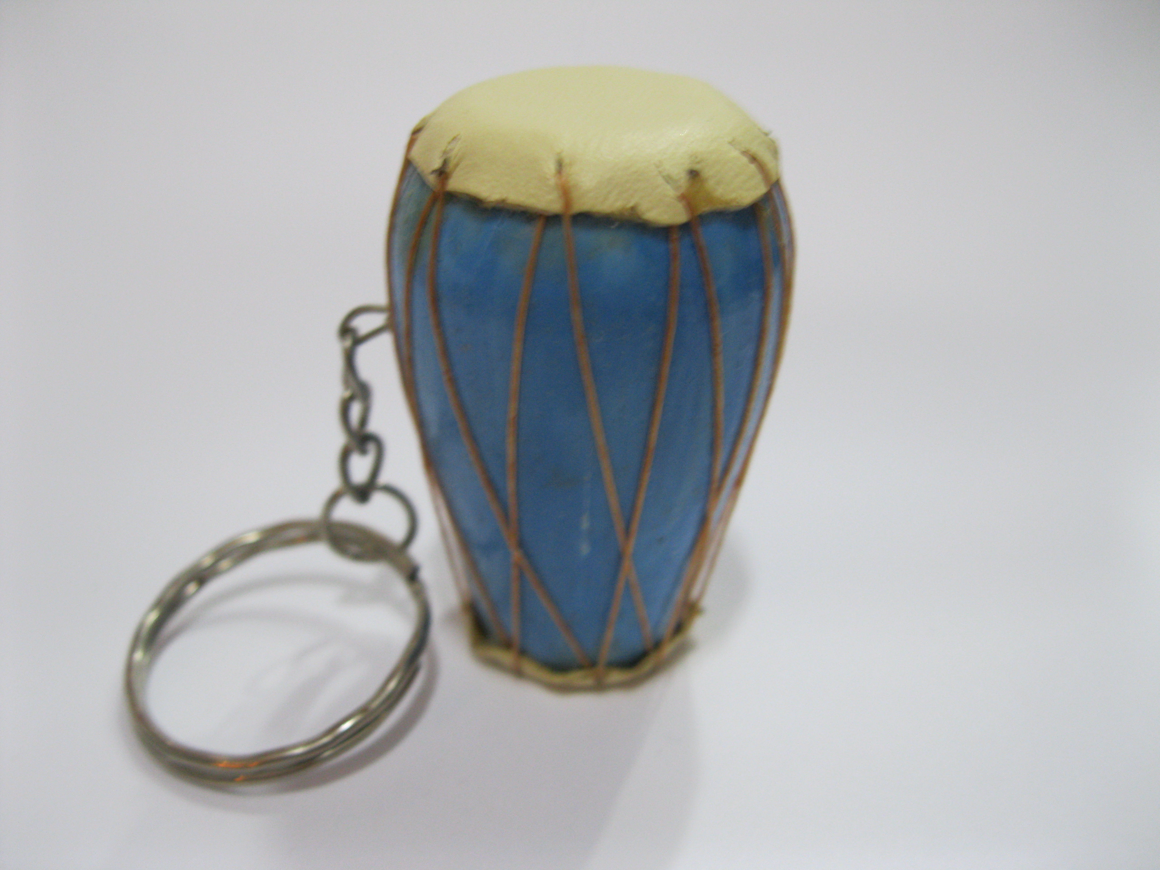 מחזיק מפתחות "תוף ארוך" מעץ ועור. מק"ט 36