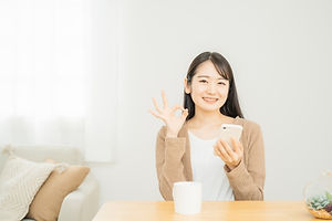スマートフォンの調子がよくなり、喜ぶ女性