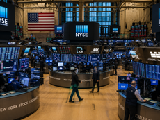 Wall Street chiude in rialzo, occhi sulle trimestrali di Alphabet e Tesla per testare il rally dell'IA