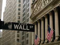 Wall Street in rialzo: entusiasmo per l’IA e accordo AMD-OpenAI spingono i mercati, mentre cresce l’attesa per il taglio dei tassi della Fed