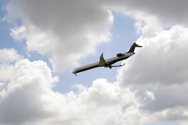 Aereo di linea sulla pista di un aeroporto