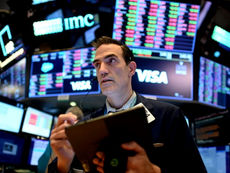 Wall Street oscilla mentre gli investitori sono in attesa di indicazioni politiche e dati economici