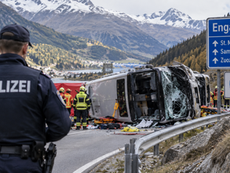 Svizzera, pullman turistico si ribalta in Engadina: diversi morti e feriti