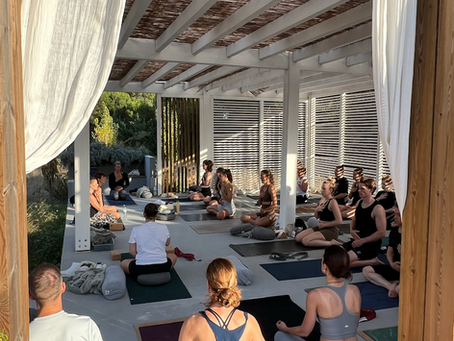 5 Tips to Organize a dream yoga retreat in Portugal