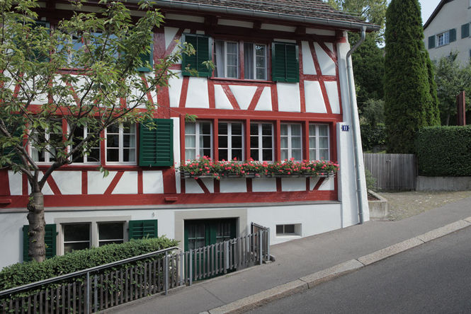 Maler-Referenz: Renovation Bauernhaus mit kt.COLOR. Malerbetrieb MONA LISA Frauenteam Zürich