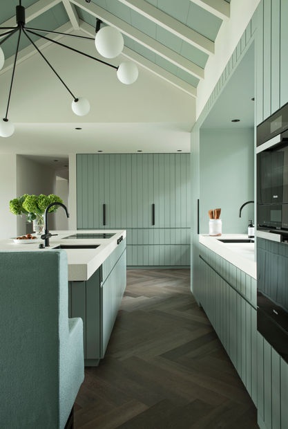 Maler-Referenz, EFH Herrliberg: Bildaufnahmen der Malerarbeiten innen und Terra Sasso.