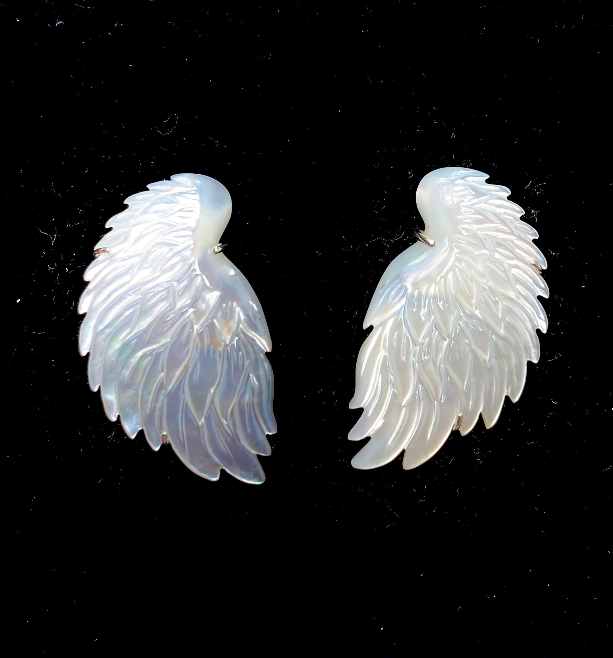 Boucles d’oreilles en nacre. “Ailes d’ange” monture en argent.