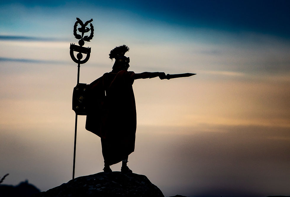 Puesta de sol en la cumbre del Facho de un soldado romano, junto con el estandarte de la Legio Berobreo
