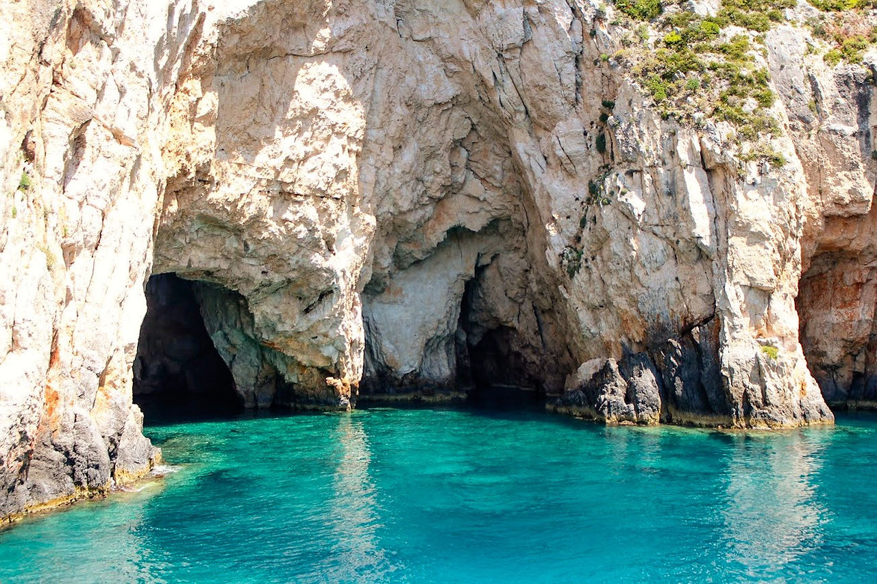 Om man tar en båttur runt hela ön ser man att det finns fler grottor med otroligt blått vatten förutom just The Blue caves som drar till sig många turister - Originella Turisten
