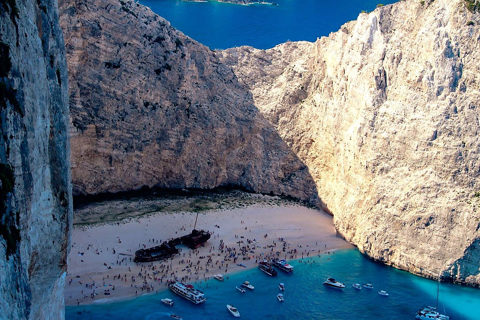 Shipwreck beach/Navagio/Smugglers´ cove är absolut ett måste på Zakynthos. Även om det är fullt med turister är naturupplevelsen så pass originell att det helt klart är värt det - Originella Turisten