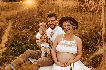Wunderschöne+-Babybauchbilder-in-den-Elbwiesen-von+Dresden+(4).JPG