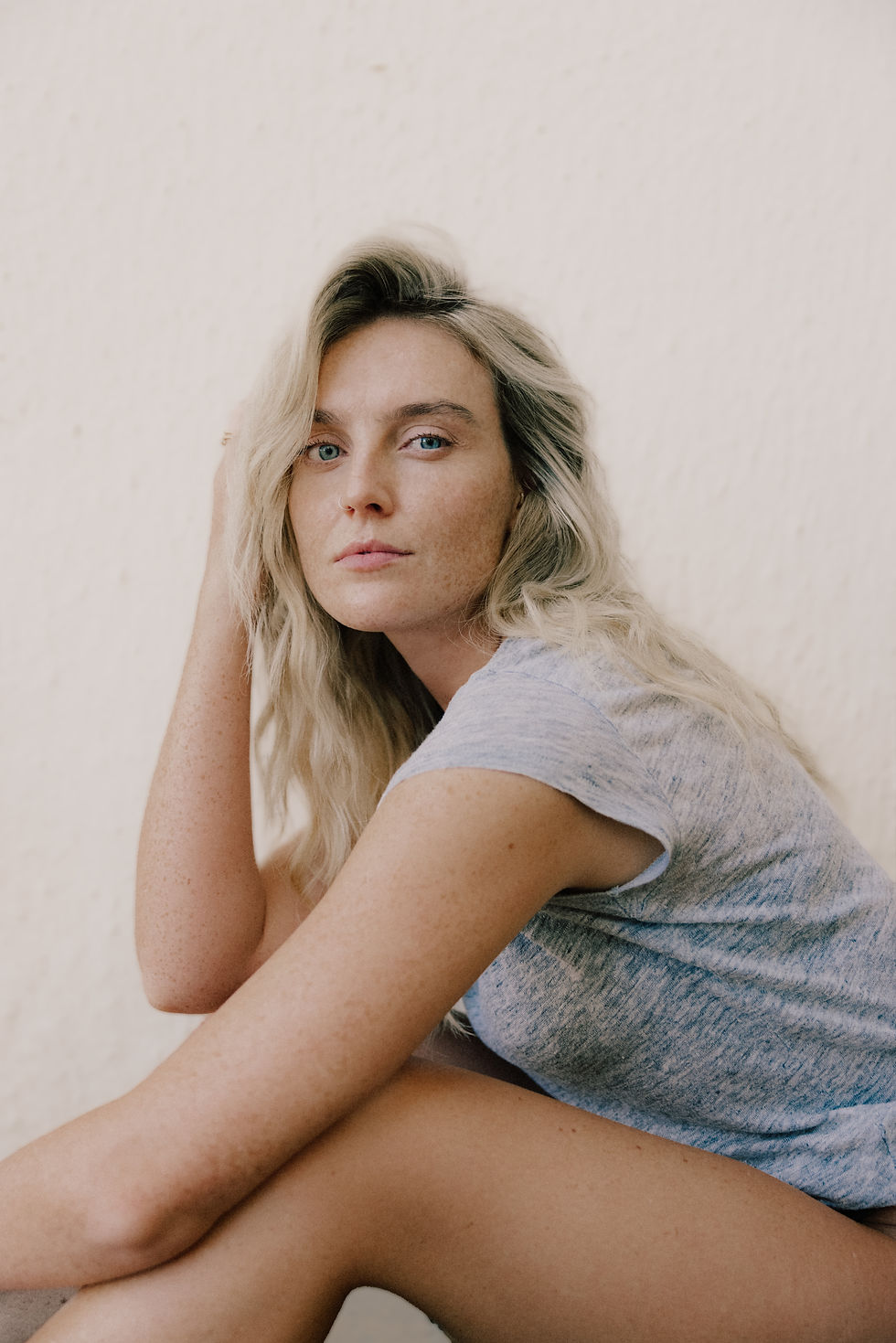 Perrie Edwards durante divulgação de seu primeiro single solo, "Forget About Us".