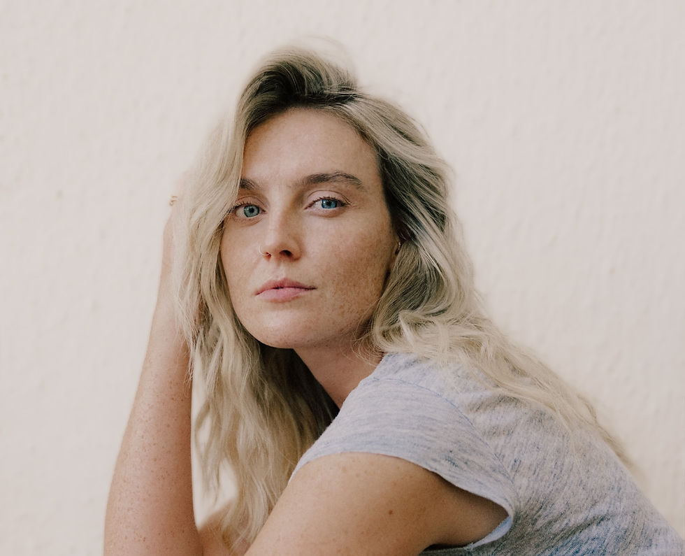 Perrie Edwards lança seu primeiro single solo, "Forget About Us"