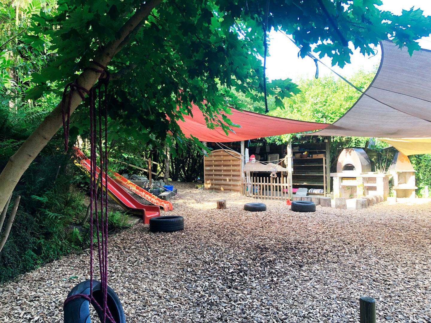 Garten mit Rutschbahnen