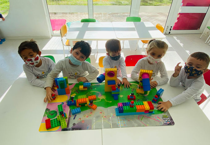 As crianças criaram um espaço divertido, onde ouve-se obstáculos que fizessem parte dos momentos de brincadeiras no parque. 