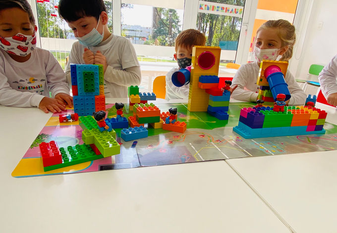 As crianças criaram um espaço divertido, onde ouve-se obstáculos que fizessem parte dos momentos de brincadeiras no parque. 