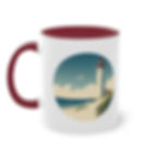 eine mit einem weißen Leuchtturm auf einer Düne bedruckte Tasse