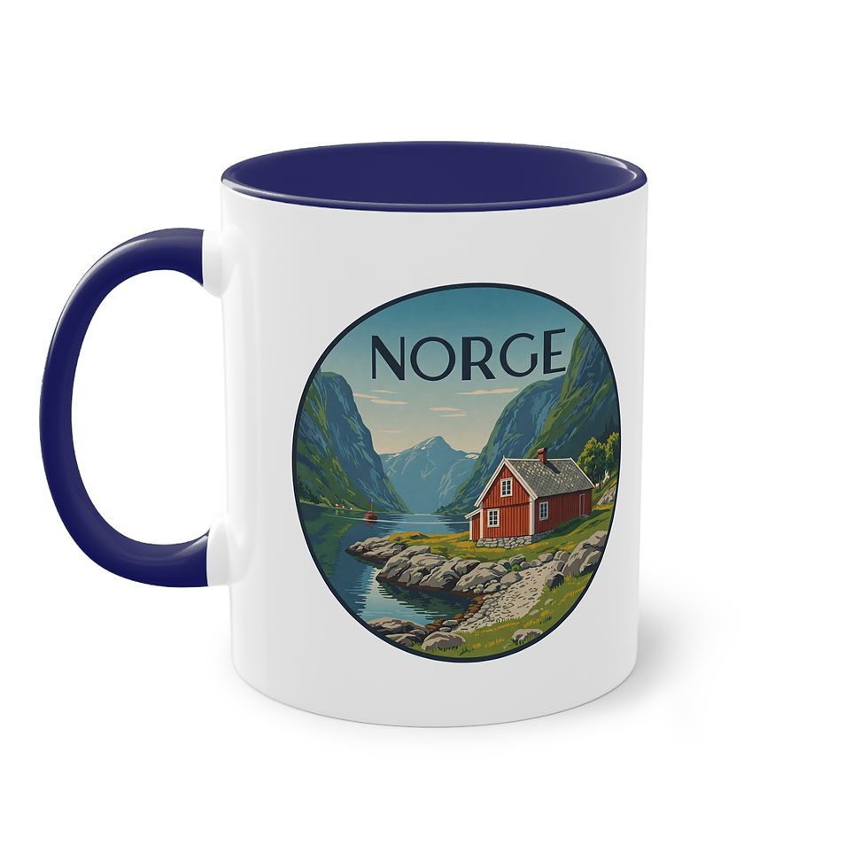 Miniaturbild: Mit einer norweigischen Fjordlandschaft mit Haus bedruckte Tasse.